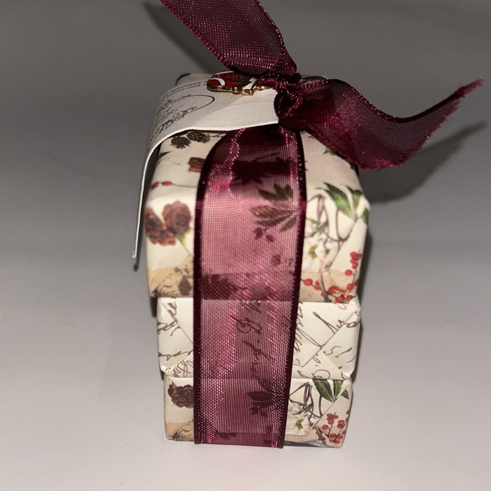 Alchimia Soap Set of Three Individually Christmas Wrapped Bars of Soap - Picture 4 of 7